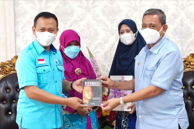 Amran Hadiahi Ketua...
