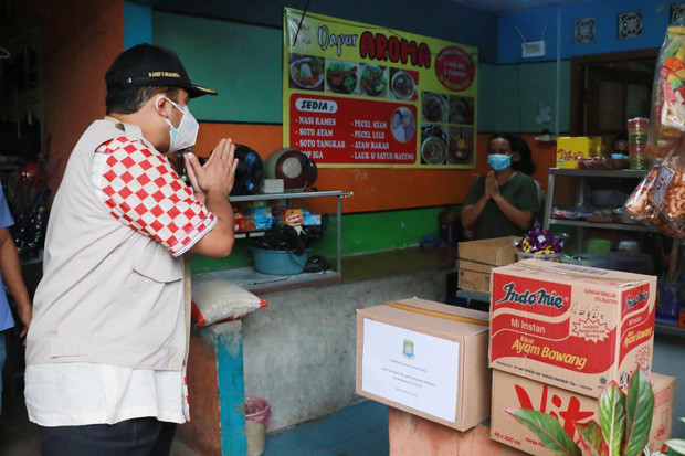 Bantu Warga Isolasi...