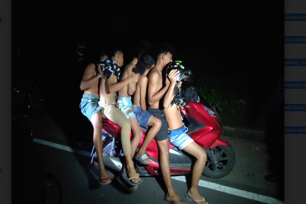 Enam Orang Berboncengan...