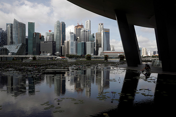 Singapura Geger, Seorang...