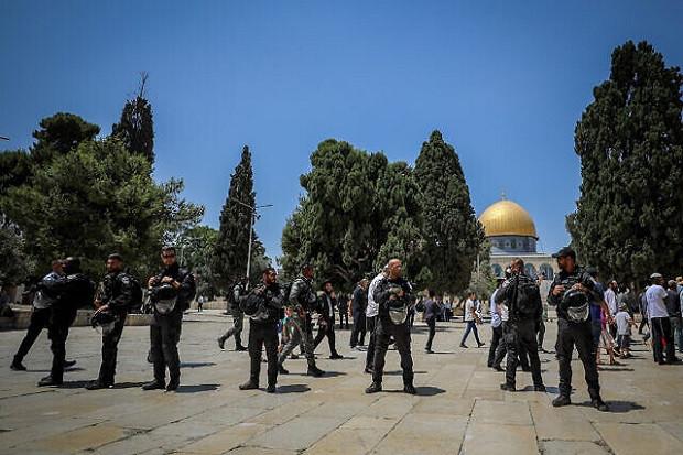 Dikawal Pasukan Zionis,...