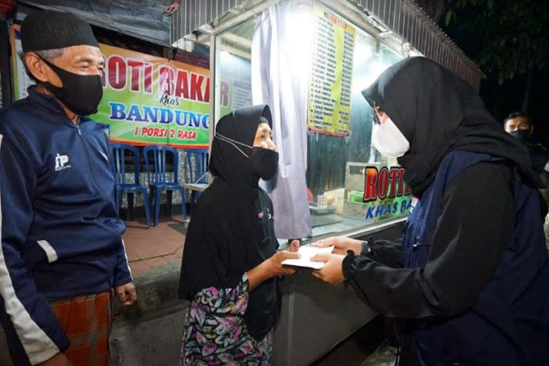 Bupati Banyuwangi Bagi-bagi...