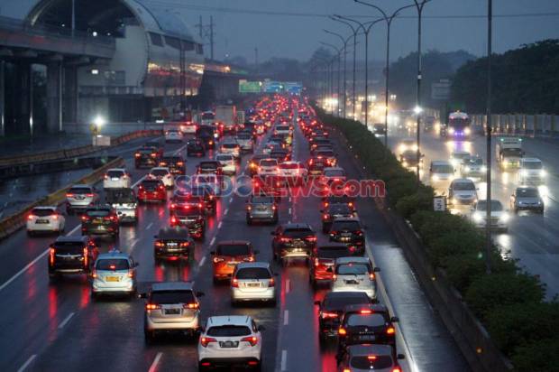 Lewat Tol Cikampek,...