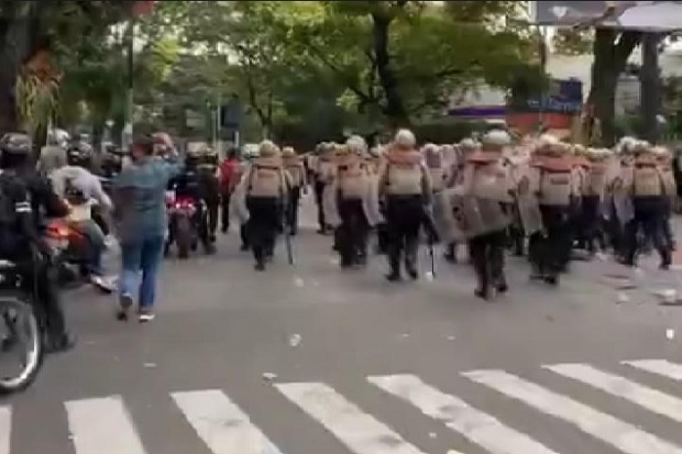 Massa Tutup Jalan di...