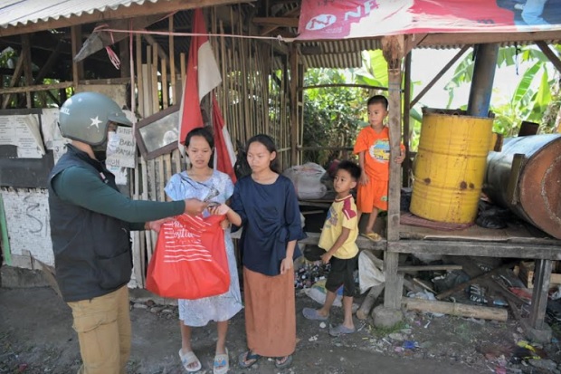 Blusukan Bagikan Bantuan,...