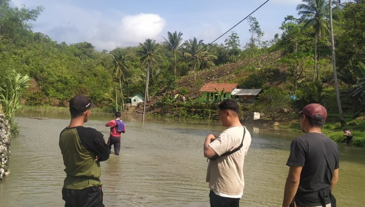 Puluhan Rumah Warga...