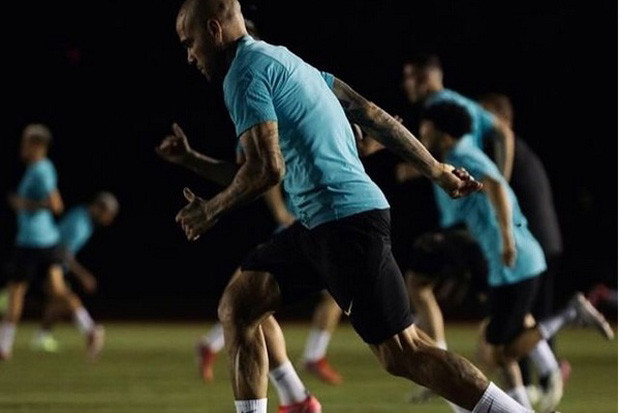 Dani Alves Girang Jalani...