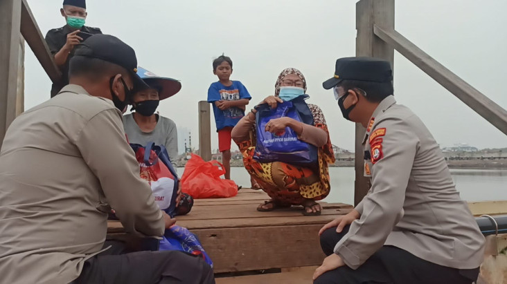 Ratusan Warga Terima...
