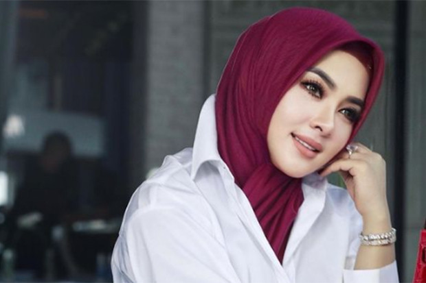 Tas Pink Syahrini Curi...