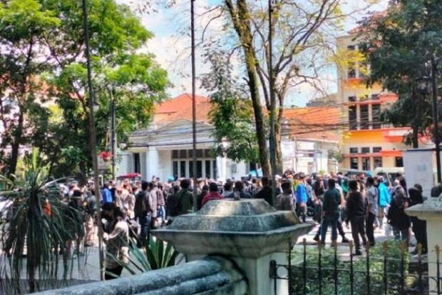 Bandung Gempar, Demonstran...