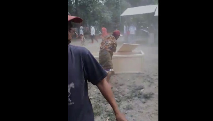 Puluhan Warga di Situbondo...
