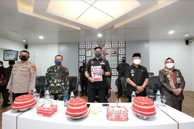 Bupati Gowa Serahkan...