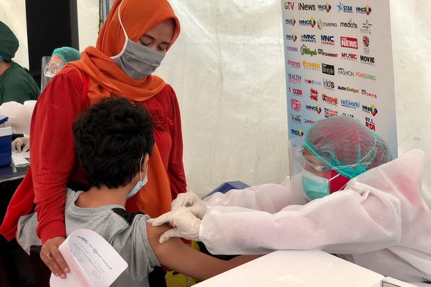 Anak-Anak Ikut Divaksin...