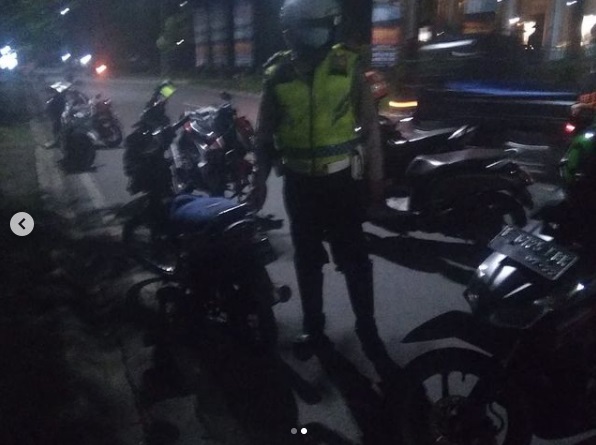 Tabrak Pembatas Jalan...