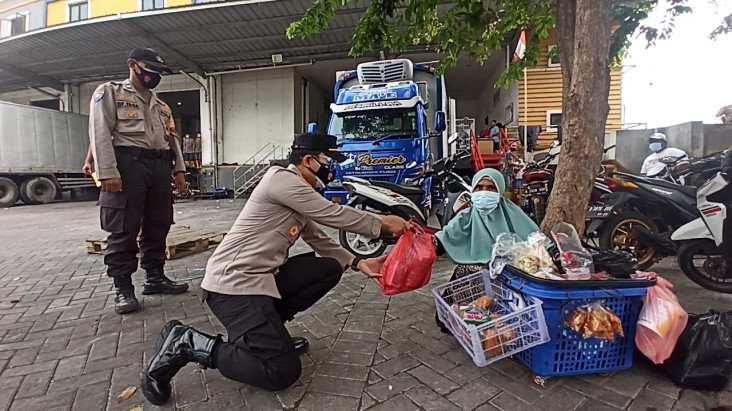 251 Buruh dan Pedagang...