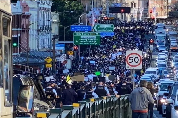 Ribuan Orang Demo Menentang...