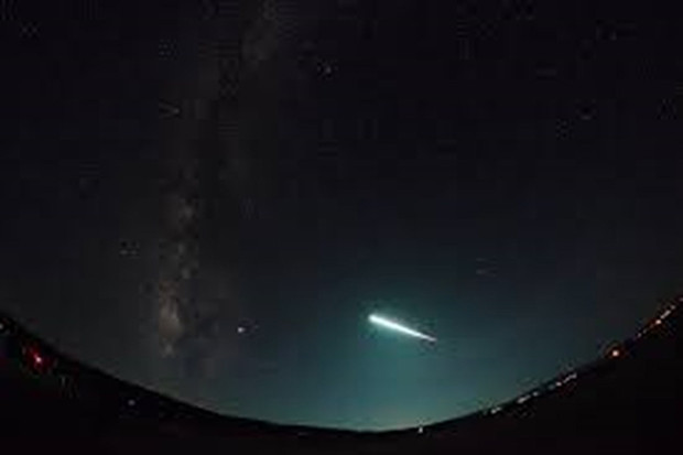 Meteor Raksasa Lintasi...