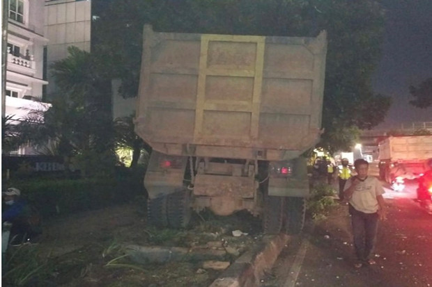 Truk Besar Tabrak Pembatas...