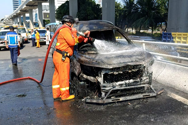 Mobil Terbakar di Tol...