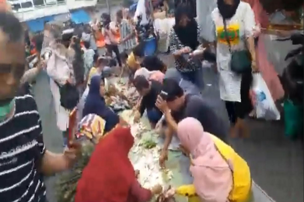 Viral, Warga Makan Nasi...