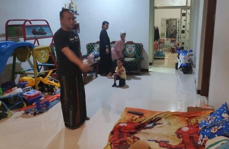 Dua Perampok Berpistol...