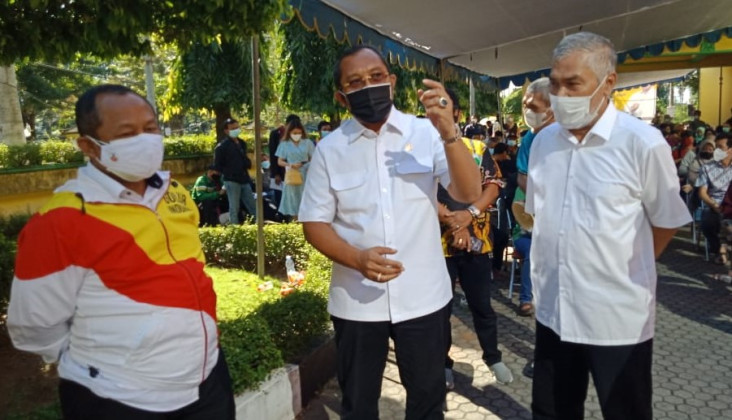 Ribuan Warga Ikut Vaksinasi...
