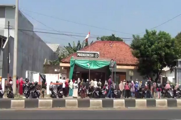 Ribuan Warga Berjubel...
