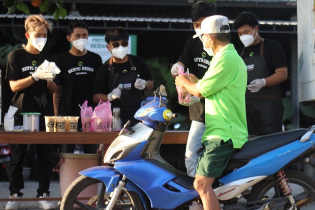 Dukung Vaksinasi Massal,...
