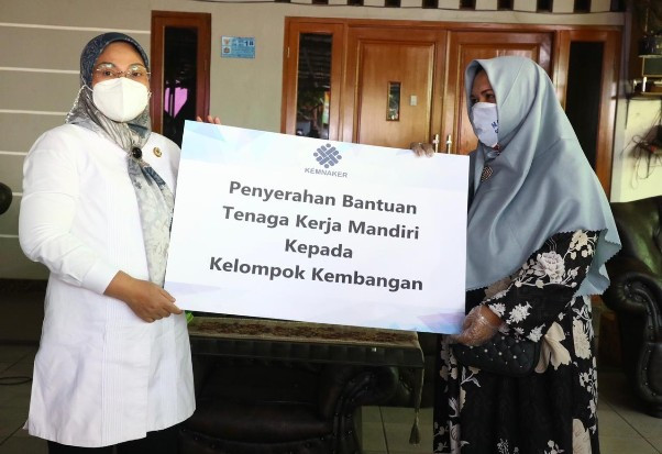 Kemnaker Serahkan Bantuan...