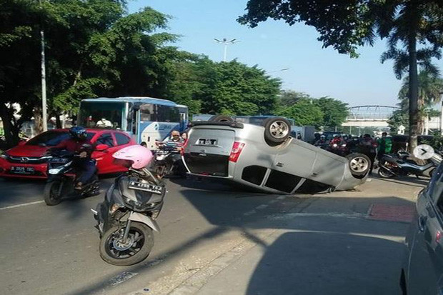 Mobil Terbalik di Penggilingan...