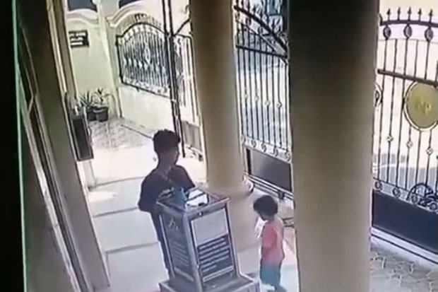 Curi Kotak Amal Masjid...