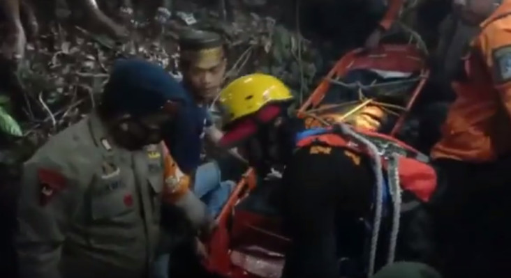 Mobil Terjun ke Jurang,...