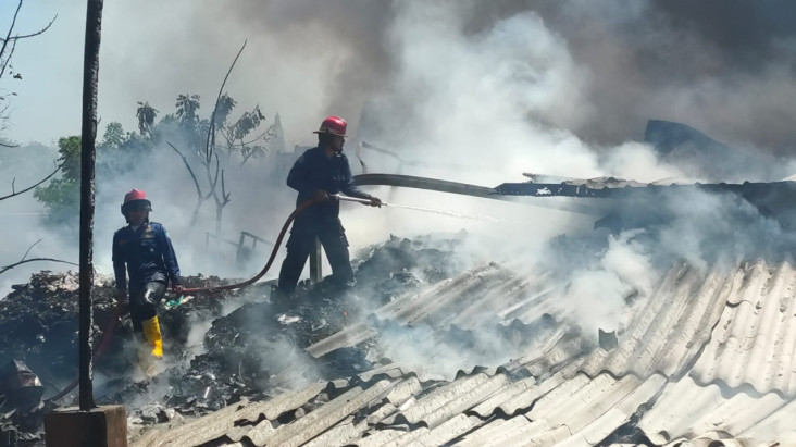 Mojokerto Gempar, Gudang...