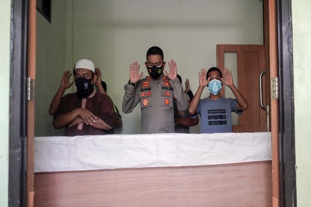 Datangi Rumah Sakit,...