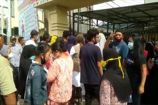 Demi Dapatkan Bantuan...