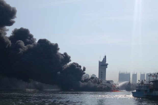 Kapal Nelayan Terbakar...