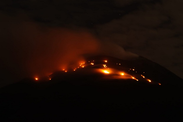 Gunung Ile Lewotolok...