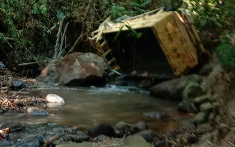 Truk Muatan Pasir Tak...