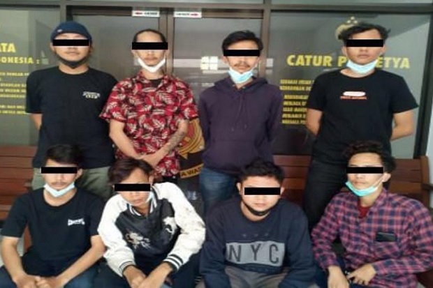 Sok Jagoan, 8 Pemuda...