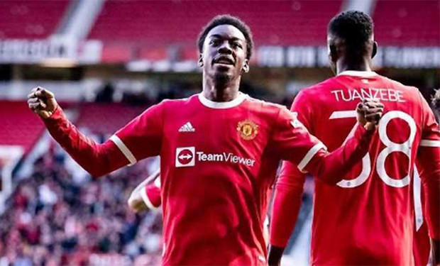 Manchester United Diimbangi...