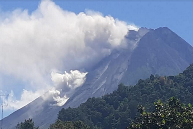 Dini Hari, Merapi Luncurkan...