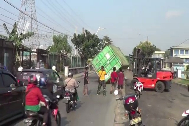 Kontainer Jatuh dari...