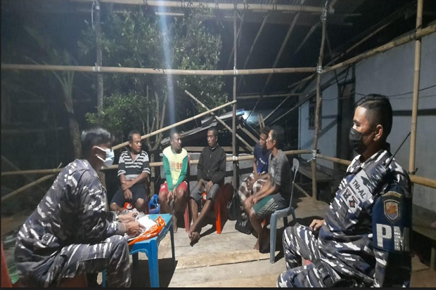TNI AL Bantu Evakuasi...