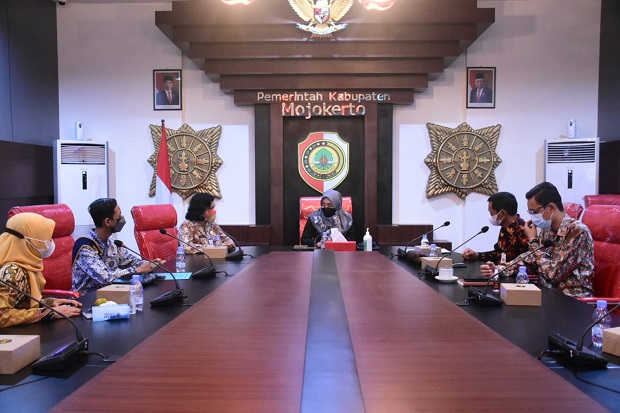 Luar Biasa, Kabupaten...