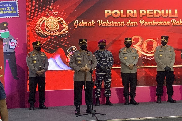 Kapolri Hadiri Vaksinasi...