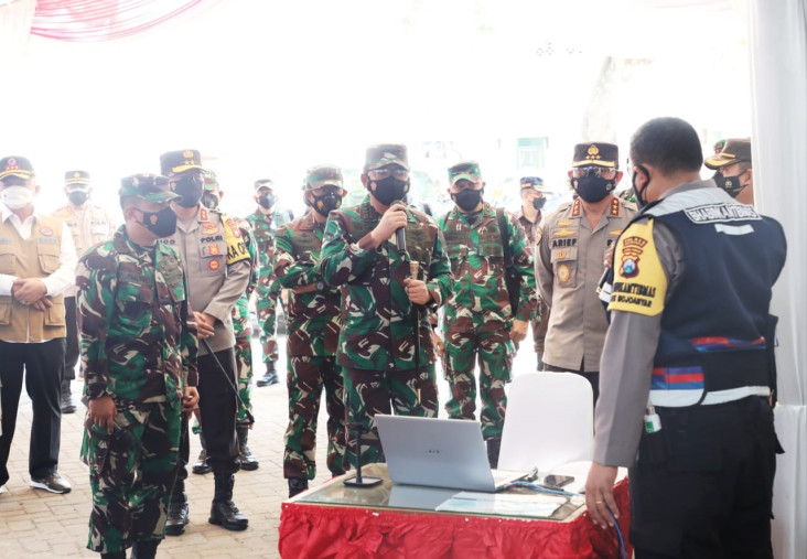 Panglima TNI Salurkan...