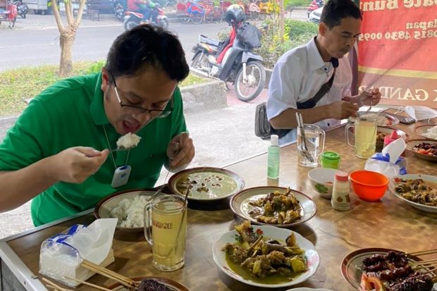 Habiskan Makan di Warung...