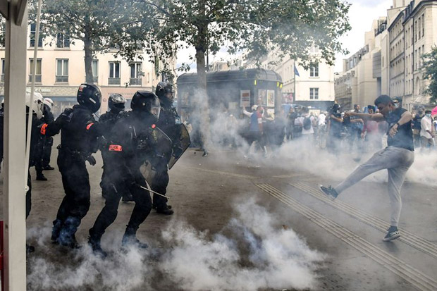 Polisi Prancis Bentrok...