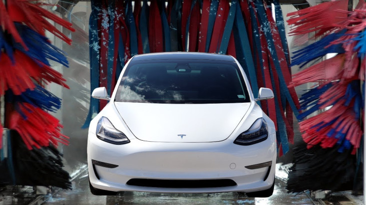 Pembaruan Fitur, Tesla...