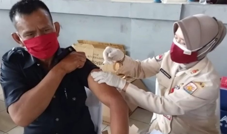 TNI AL Gelar Vaksinasi...